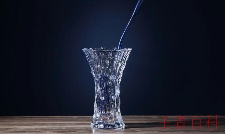 玻璃杯能装100度的开水吗