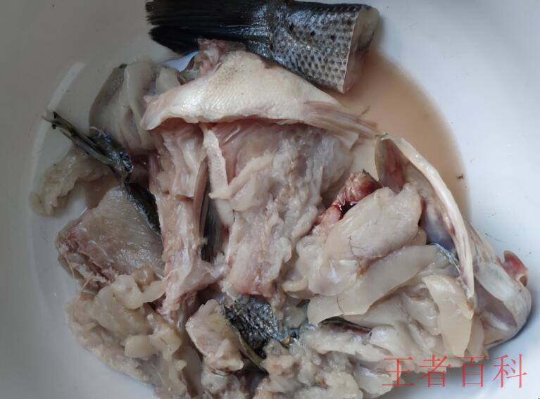 如何制作美味的酸菜海鲈鱼