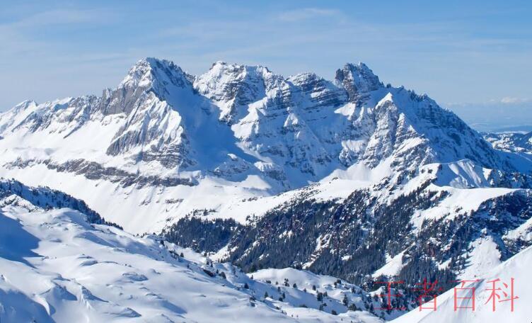 阿尔卑斯山是由哪两个板块形成的