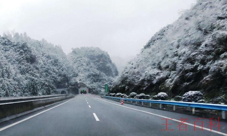 高速遇到下雪怎么开车